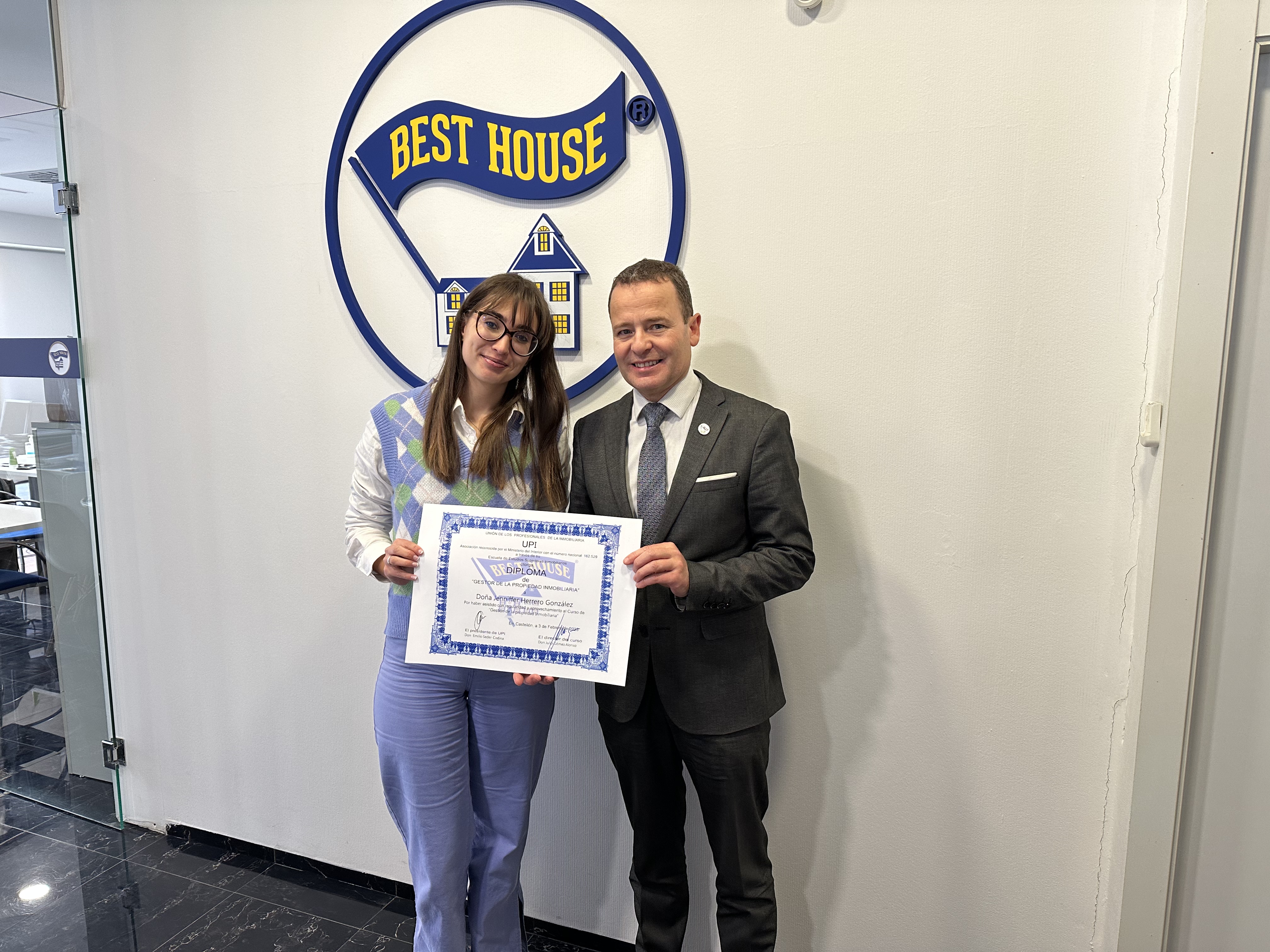 BEST HOUSE forma en la Agencia Piloto a su nueva franquiciada del grupo en Alicante